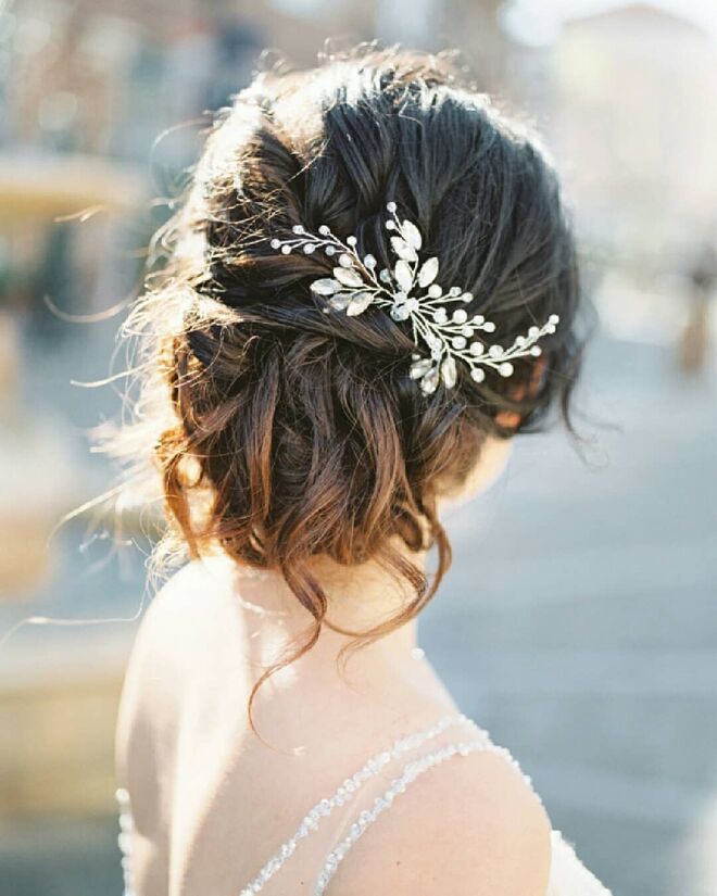 Acessórios para o cabelo, como ganchos ou laços volumosos