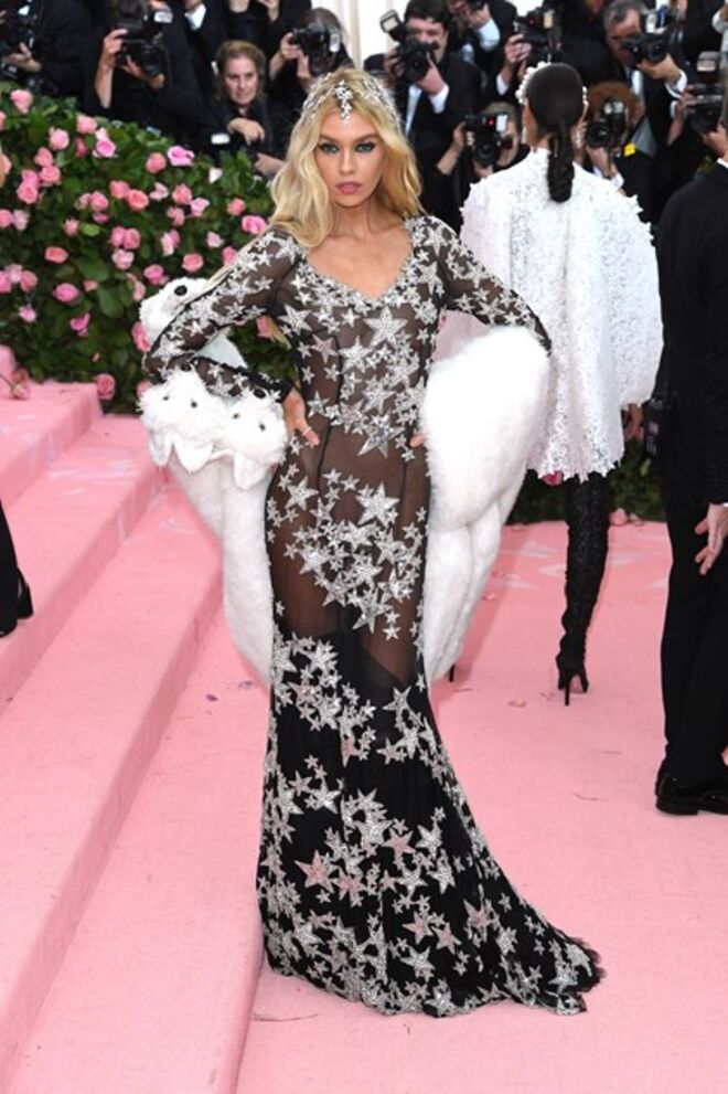 Stella Maxwell em Moschino na Met Gala 2019
