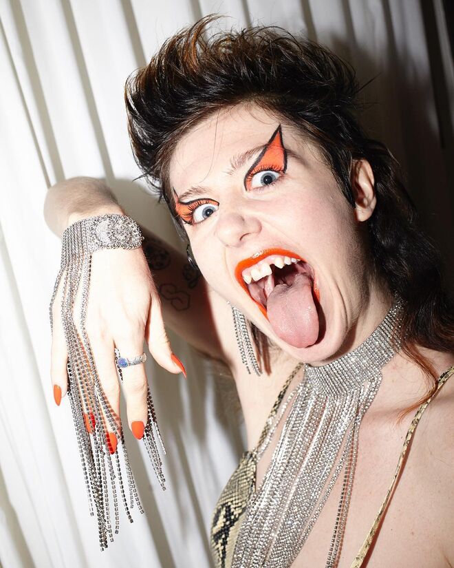 A cantora Dani Miller para Gucci