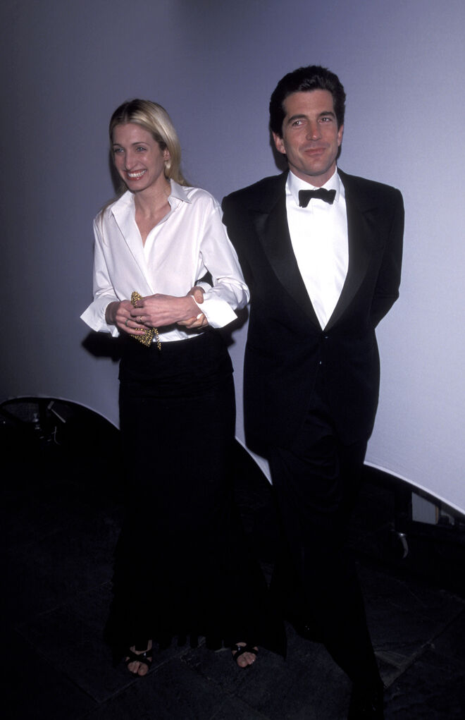 Carolyn Bessette Kennedy, nos anos 9o', com o marido, JFK Jr., filho de Jacqueline Kennedy