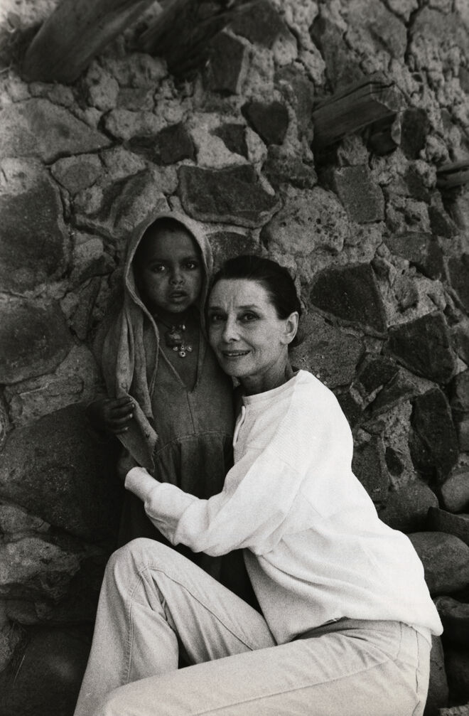 Audrey Hepburn, ícone de beleza intemporal, distingue-se também pelo seu trabalho humanitário