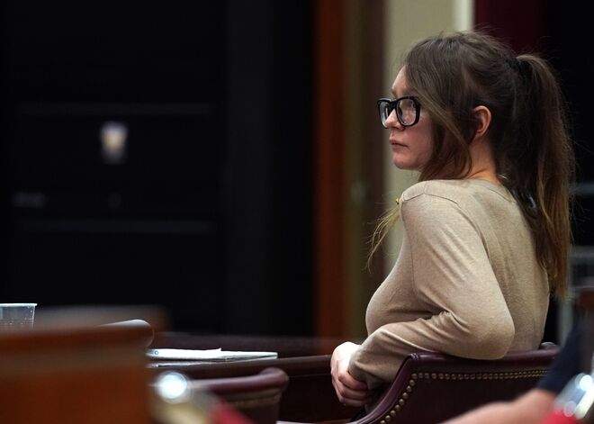 Anna Sorokin ouve o juíz a 11 de abril de 2019