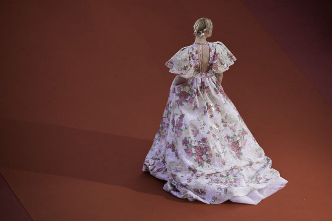  Elle Fanning em Valentino e jóias Chopard