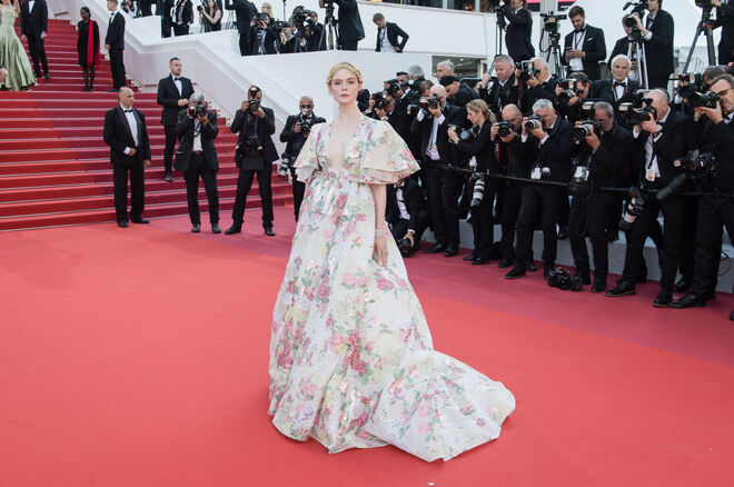  Elle Fanning em Valentino e jóias Chopard