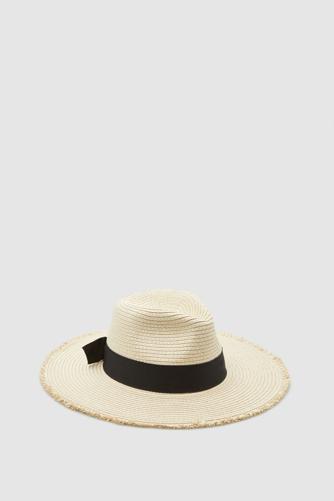 Chapéu, €49,99, Pedro del Hierro  