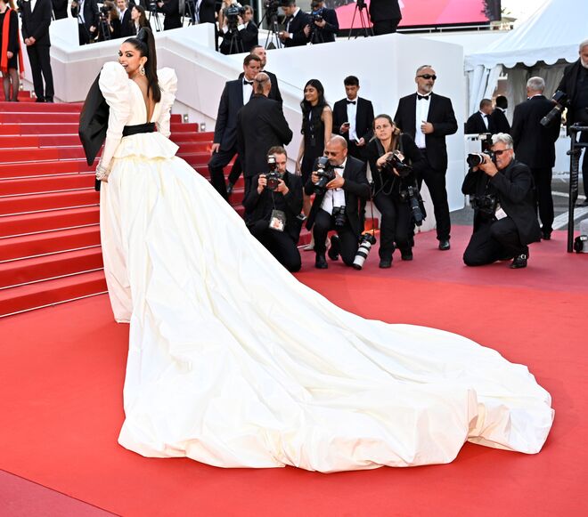 Atriz Deepika Padukone na passadeira vermelha de Cannes 