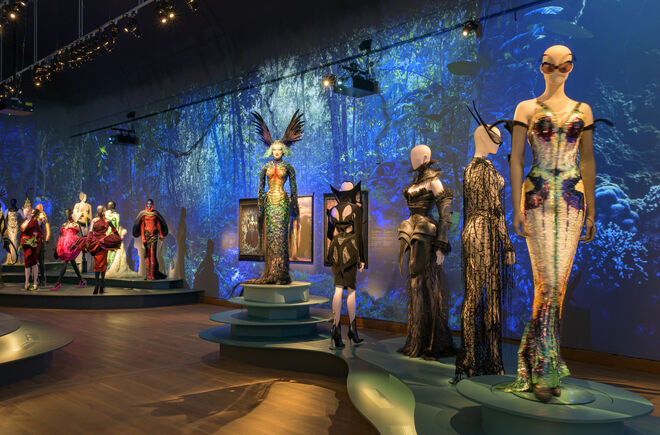 Vista da exposição Thierry Mugler: Couturissime. Montreal Museum of Fine Arts. 