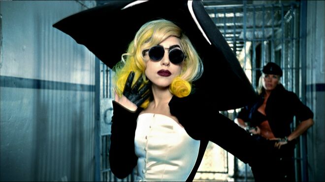 Lady Gaga no video da música “Telephone” (álbum The Fame Monster), 2010, realizado por Jonas Åkerlund. Look: Thierry Mugler, coleção Anniversaire des 20 ans, prêt-à-porter outono/inverno 1995–1996.