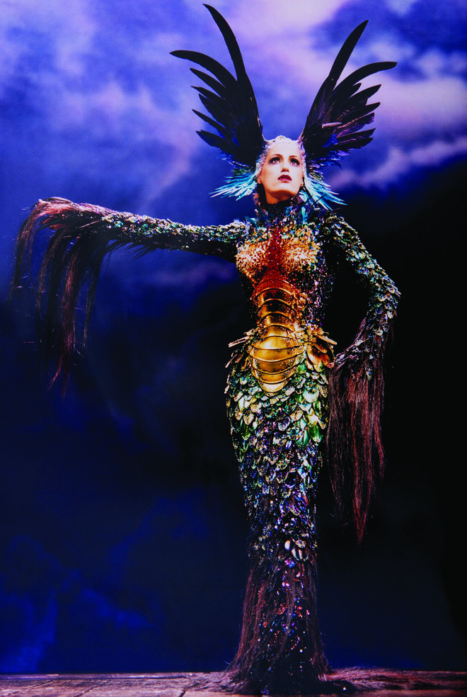 Alan Strutt, Yasmin Le Bon, Palladium, Londres, 1997 ; Evening Standard Magazine, outubro 1997. Look : Thierry Mugler, coleção La Chimère, vestido “La Chimère” Alta Costura outono/inverno 1997–1998. 