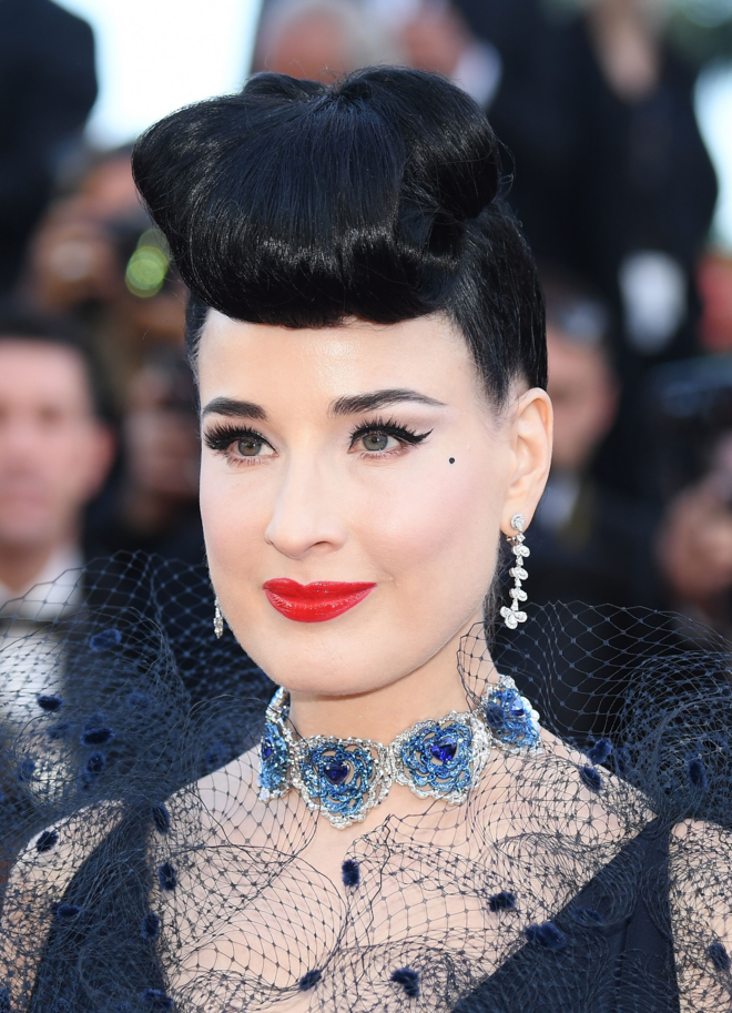 A atriz americana, Dita Von Teese, brilhou com um colar da coleção Red Carpet com 18 quilates
de ouro branco, titânio, safiras e diamantes; e uns brincos com diamantes e 18 quilates de ouro branco da coleção Precious Lace.