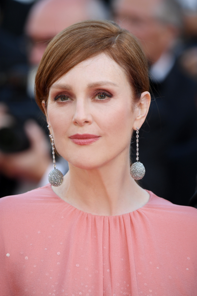 A atriz americana, Julianne Moore, brilhou com uns brincos com 18 quilates de ouro branco, 
titânio e diamantes (28.46 quilates) e um anel com 18 quilates de ouro branco e diamantes (10.06 quilates), tudo da coleção Haute Joaillerie. 