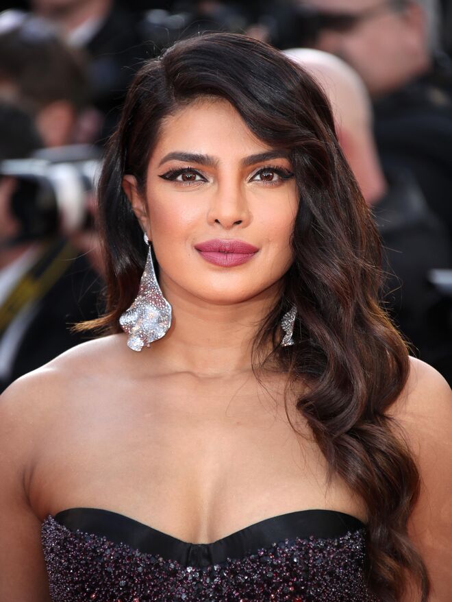 A atriz indiana, Priyanka Chopra Jonas, brilhou com uns brincos em titânio e diamantes (47.42 quilates) e um anel
com 18 quilates de ouro branco e diamantes (15.02 quilates), tudo da coleção Haute Joaillerie.