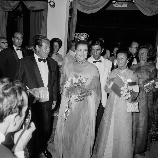 Grace do Mónaco nu jantar de gala no Mónaco, agosto de 1968.