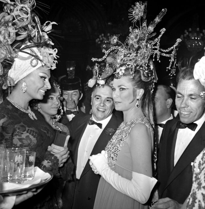 Sophia Loren, Carlo Ponti, e a princesa Grace do Mónaco no baile de máscares “Dîner de Têtes” no Mónaco, Em março de 1969.
