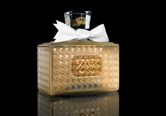 Um frasco de Miss Dior, decorado com o monograma do príncipe Rainier III’s (na caixa) e o monograma da coroa do Mónaco (na tampa). Esta edição excecional é um dos raros exemplos de frascos assinados pela Christian Dior Parfums e oferecidos como presente  grandes cortes europeias durante a década de 1960. Coleção Christian Dior Parfums.