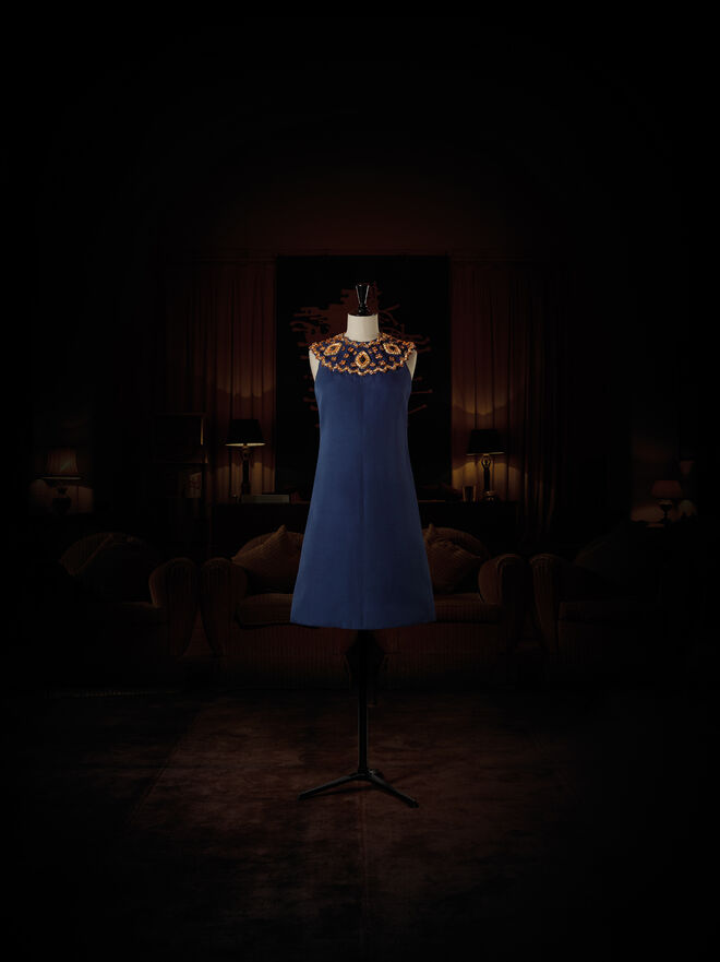 Christian Dior por Marc Bohan. Vestido em seda azul bordado com lã e ráfia, primavera/verão 1967 Alta Costura. Coleção do Palais Princier de Monaco.