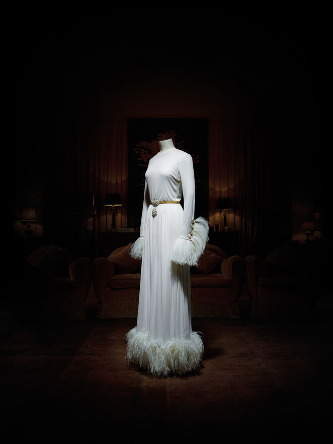 Christian Dior por Marc Bohan. Vestido de noite longo em jersey de seda branco decorado com penas de avestruz, outono/inverno 1968 Alta Costura. Coleção do Palais Princier de Monaco.