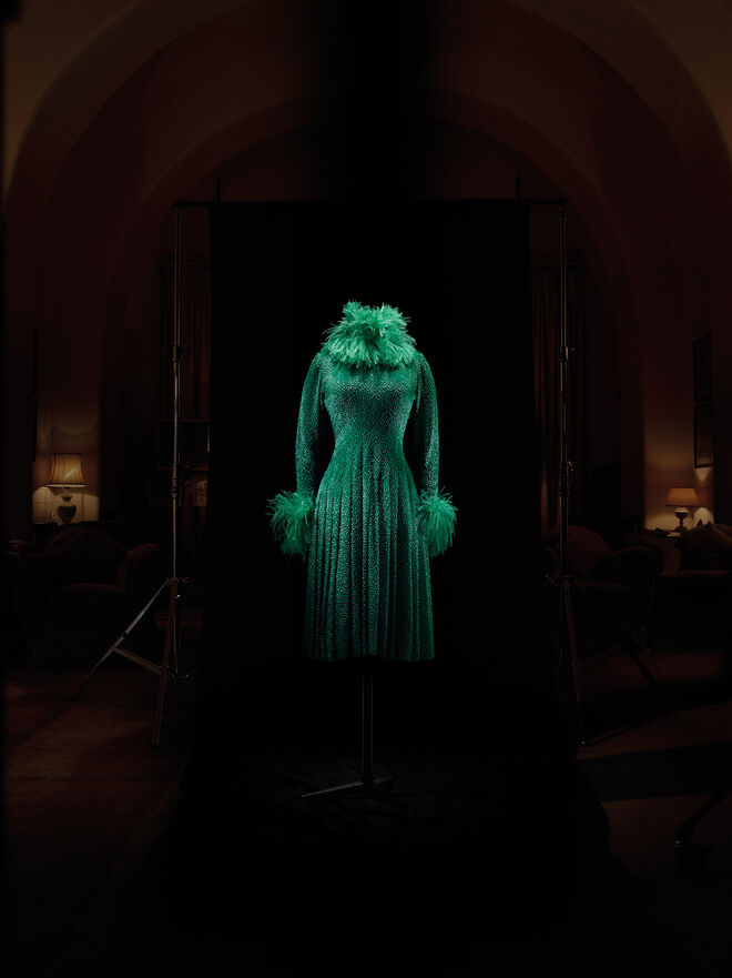 Christian Dior por Marc Bohan. Vestido em musseline com panne velvet verde, decorado com penas de avestruz, outono/inverno 1971 Alta Costura. Coleção do Palais princier de Mónaco.