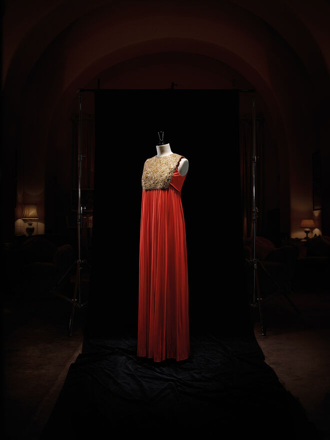 Christian Dior por Marc Bohan. Vestido longo em jersey coral com bordado dourado, outono/inverno 1968 Alta Costura. Coleção do Palais princier de Mónaco.