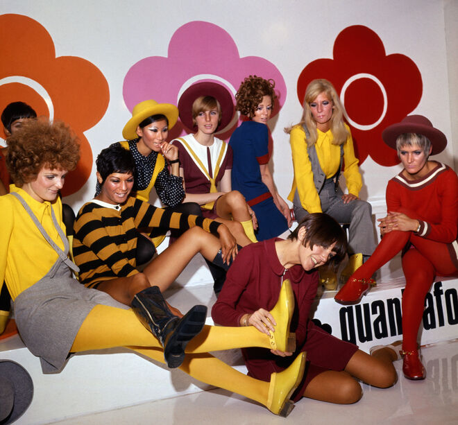 Mary Quant com modelos no lançamento da coleção Quant Afoot, 1967. 