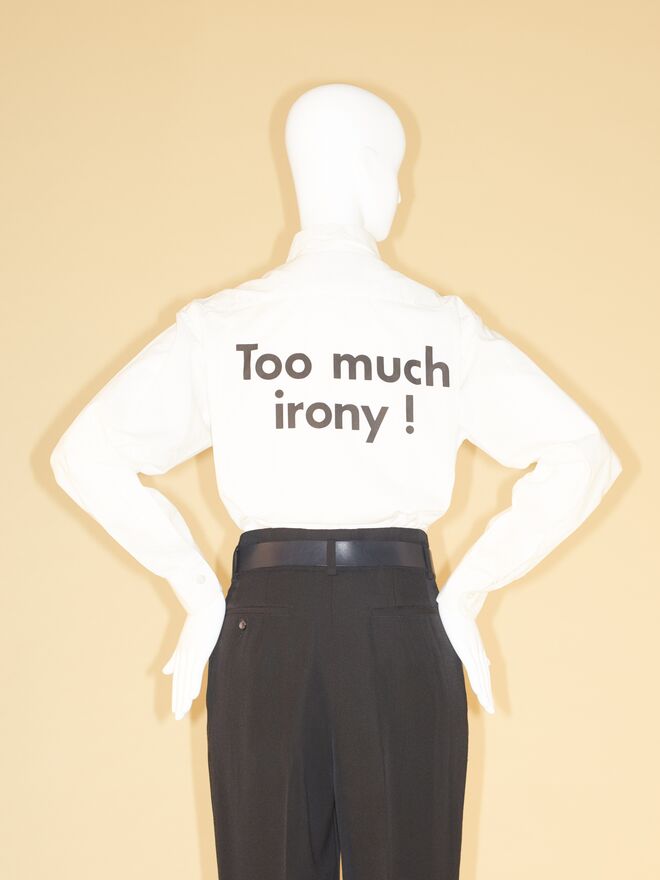 Camisa de Franco Moschino para a House of Moschino, primavera/verão 1991. Imagem do Metropolitan Museum of Art.