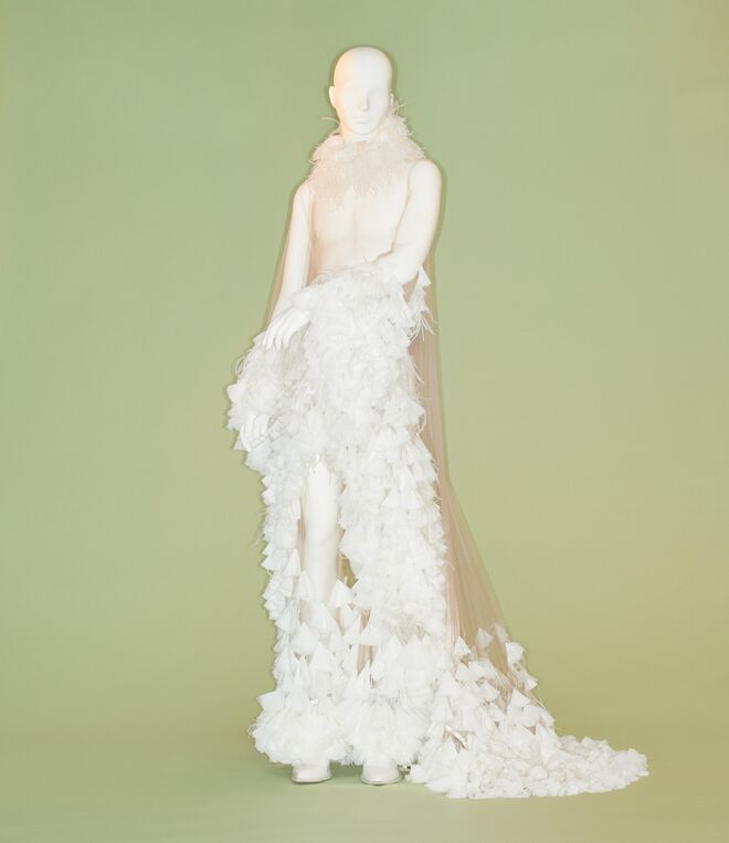 Vestiod de noiva de Alejandro Gómez Palomo para Palomo Spain, primavera/ verão 2018. Imagem do Metropolitan Museum of Art.