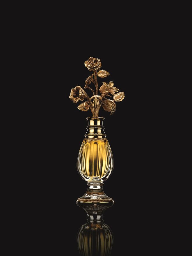 Frasco em cristal Baccarat desenhado por Christian Dior para o perfume Diorissimo, 1956, coleção Chrisitian Dior Parfums. Exposição Christian Dior: Designer of Dreams no V&A de 2 de feveiro a 14 de julho de 2019.