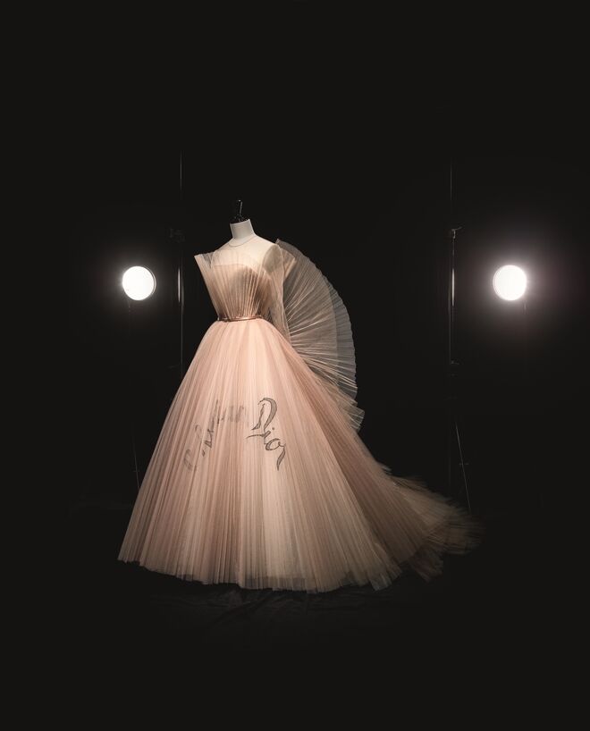 Vestido de Maria Grazia Chiuri para Christian Dior, Alta Costura primavera/verão 2018, coleção Dior Héritage, Paris. Exposição Christian Dior: Designer of Dreams no V&A de 2 de feveiro a 14 de julho de 2019.