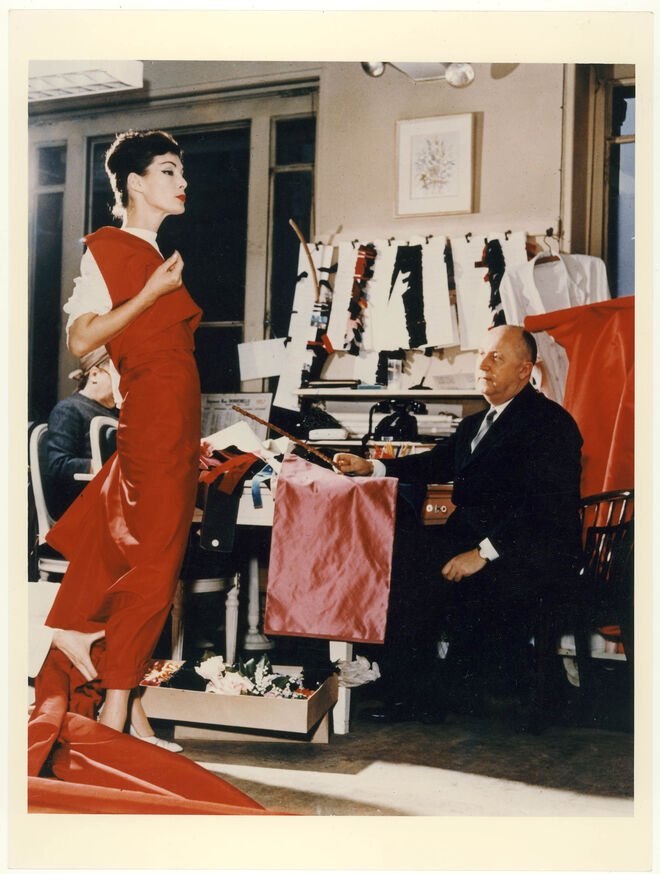 Christian Dior com a modelo Lucky, por volta de 1955. Exposição Christian Dior: Designer of Dreams no V&A de 2 de feveiro a 14 de julho de 2019.