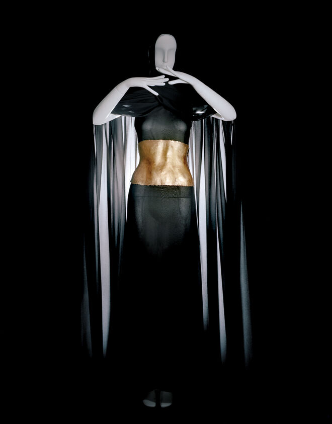 Vestidos de noiva com peças esculpidas por Claude Lalanne. Coleção Alta Costura outono/inverno 1969. 