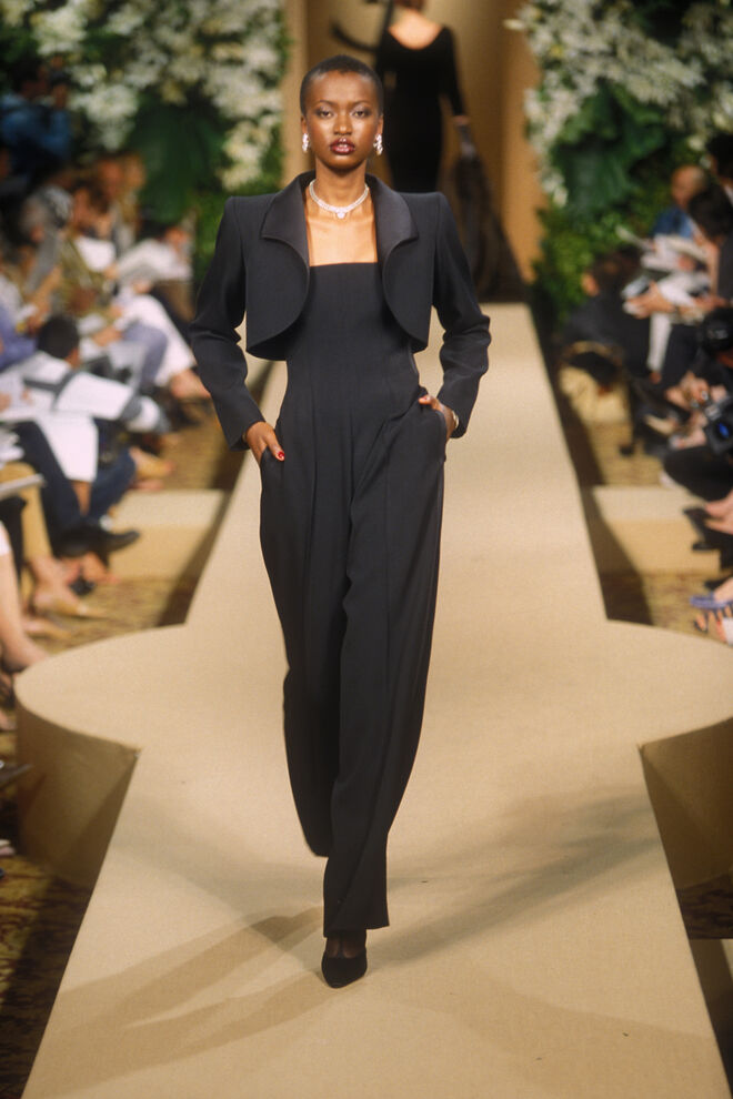 Smoking na modelo Sabrina. Coleção de ALta Costura outono/inverno 2000. Hotel Inter-Continental, Paris, julho 2000.