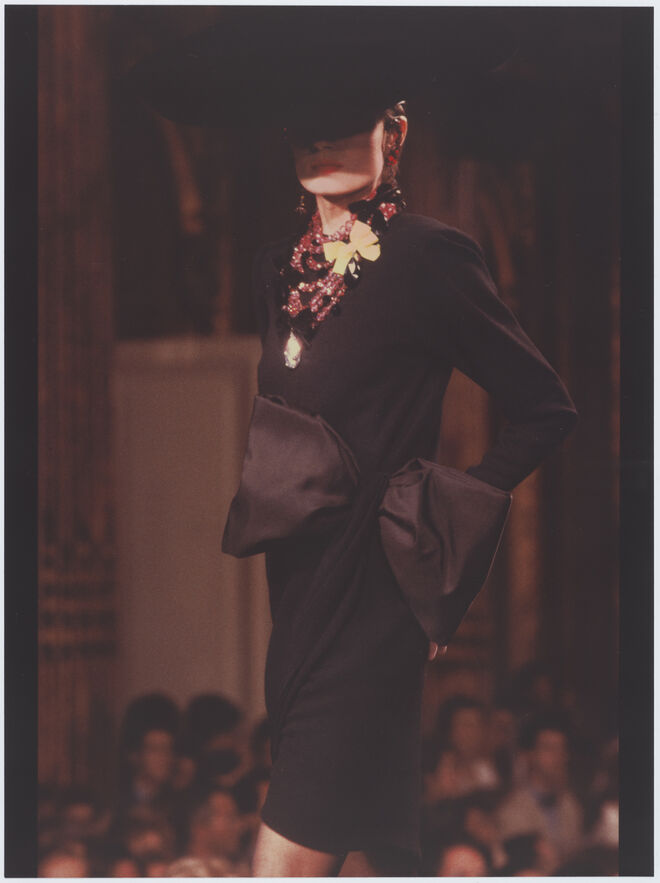 Vestido desfilado pela modelo Claire Calladine. Coleção Alta Costura outono/inverno 1987.