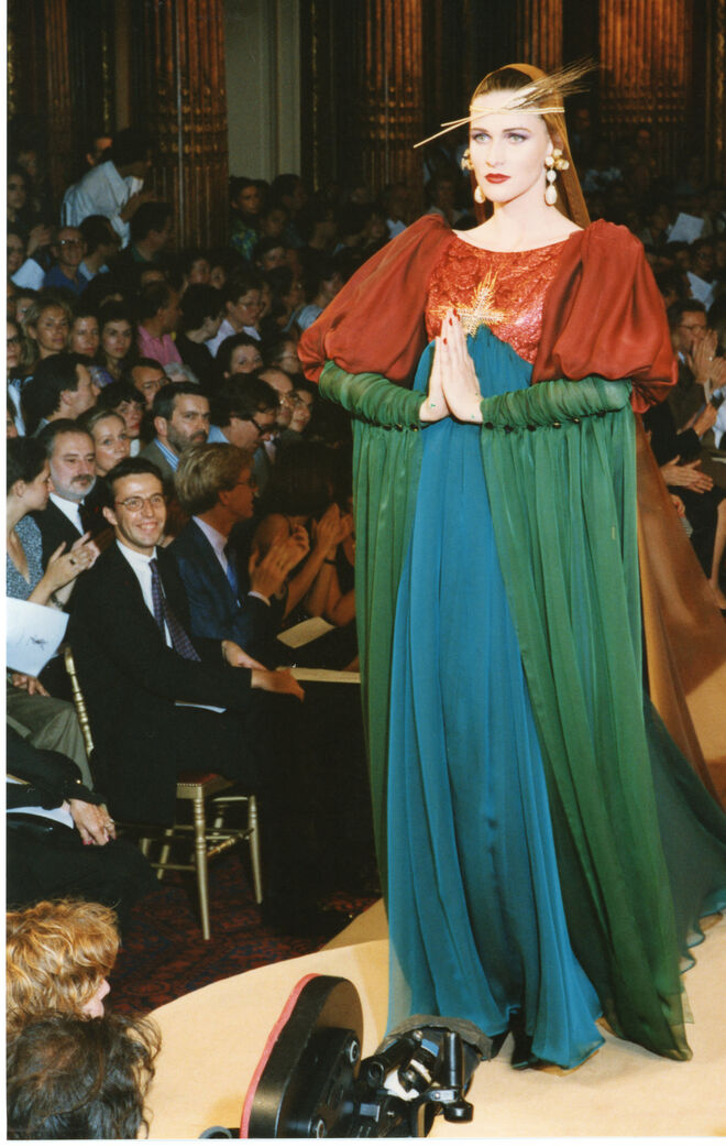 Vestido de noiva «Modèle de Botticelli» na modelo Sylvie Guégen. Coleção Alta Costura outono/inverno 1989.