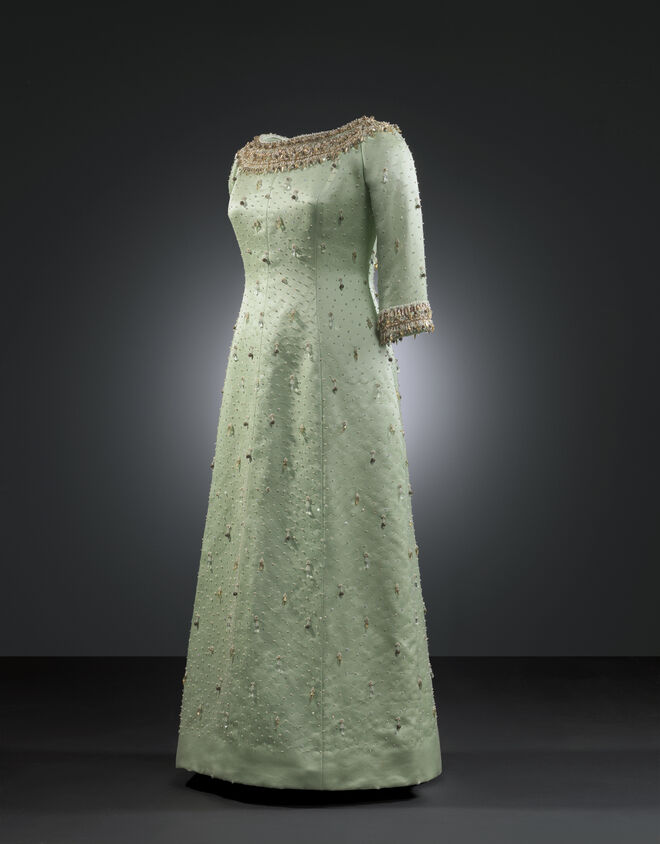 Vestido bordado que pertenceu a Mona Bismarck, 1963.
