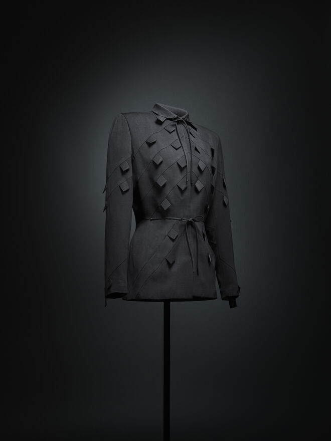 Look da exposição Azzedine Alaïa Collector, Adrian and Alaïa, The art of Tailoring, em Paris.