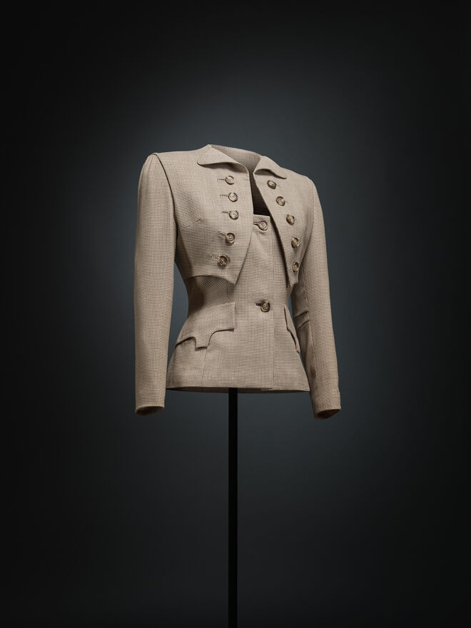 Look da exposição Azzedine Alaïa Collector, Adrian and Alaïa, The art of Tailoring, em Paris.