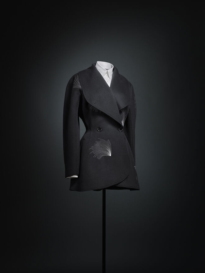 Look da exposição Azzedine Alaïa Collector, Adrian and Alaïa, The art of Tailoring, em Paris.