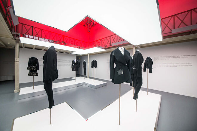 Interior da exposição Azzedine Alaïa Collector, Adrian and Alaïa, The art of Tailoring, em Paris.