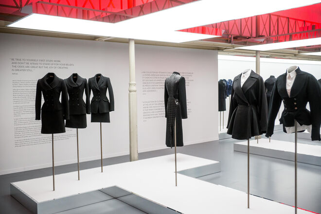 Interior da exposição Azzedine Alaïa Collector, Adrian and Alaïa, The art of Tailoring, em Paris.