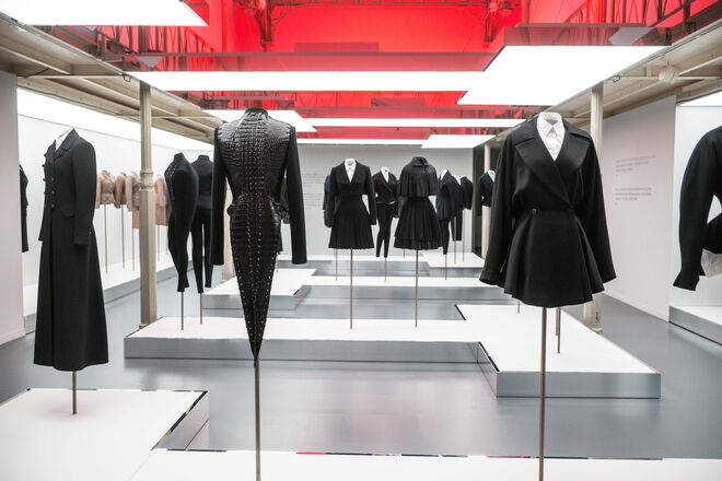 Interior da exposição Azzedine Alaïa Collector, Adrian and Alaïa, The art of Tailoring, em Paris.