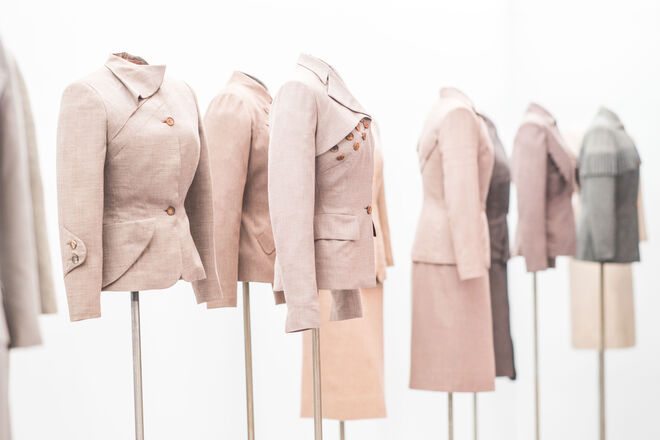 Interior da exposição Azzedine Alaïa Collector, Adrian and Alaïa, The art of Tailoring, em Paris.