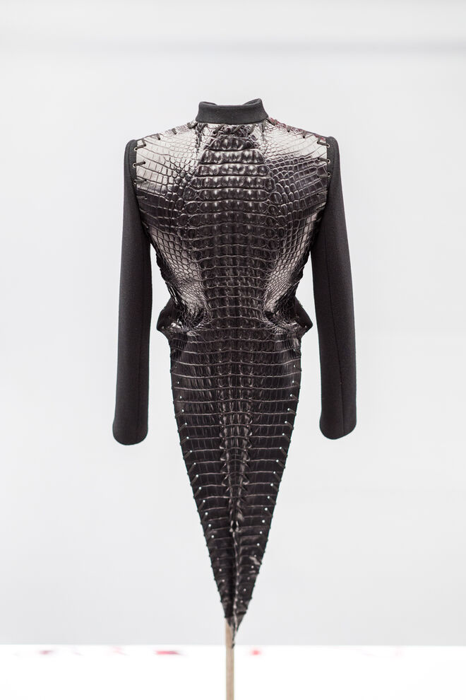 Casaco de Azzedine Alaïa. Interior da exposição Azzedine Alaïa Collector, Adrian and Alaïa, The art of Tailoring, em Paris.