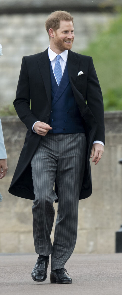 O príncipe Harry, Duque de Sussex, chega sorridente ao casamento real
