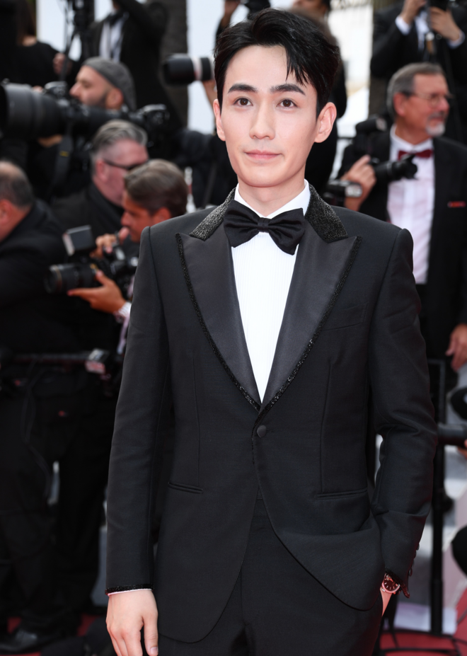 O ator chinês, Zhu Yilong, usou um relógio L.U.C Flying T Twin Baguette em platina e diamantes. 