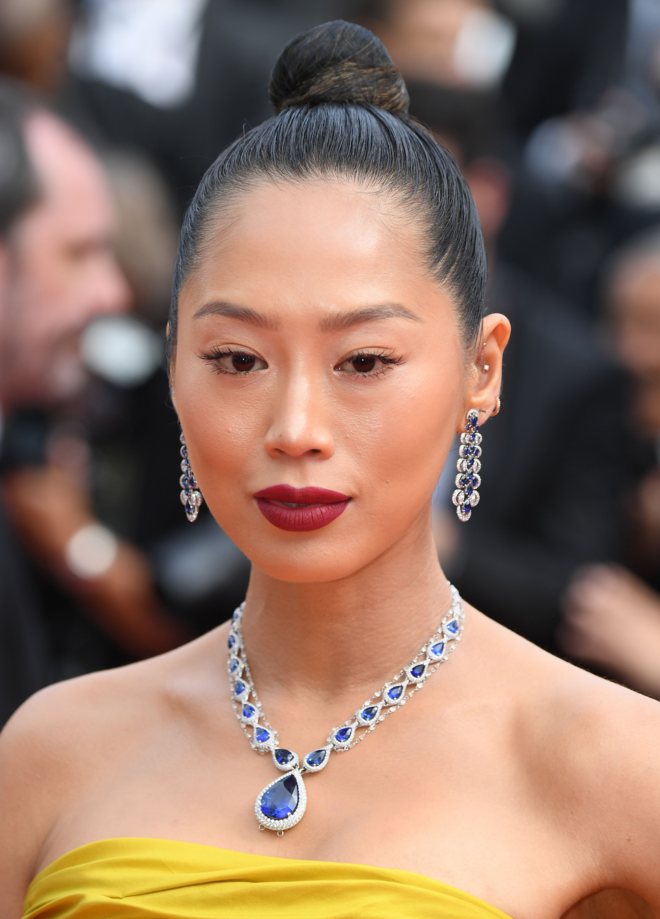 A influenciadora americana, Aimee Song, brilhou com uns brincos da coleção Precious Lace com 18 quilates
de ouro branco, safiras e diamantes; um colar da coleção Haute Joaillerie com 18 quilates de ouro branco, 
safiras (36.65 quilates) e diamantes; e um anel da coleção Red Carpet com 
18 quilates de ouro branco, safiras (10.53 quilates) e diamantes.