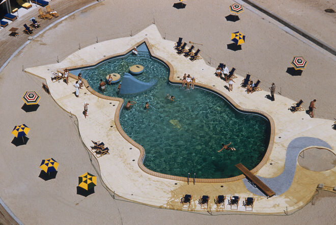 Piscina em formato de gato no Fontainebleau Hotel, Miami Beach, Florida, 1955
