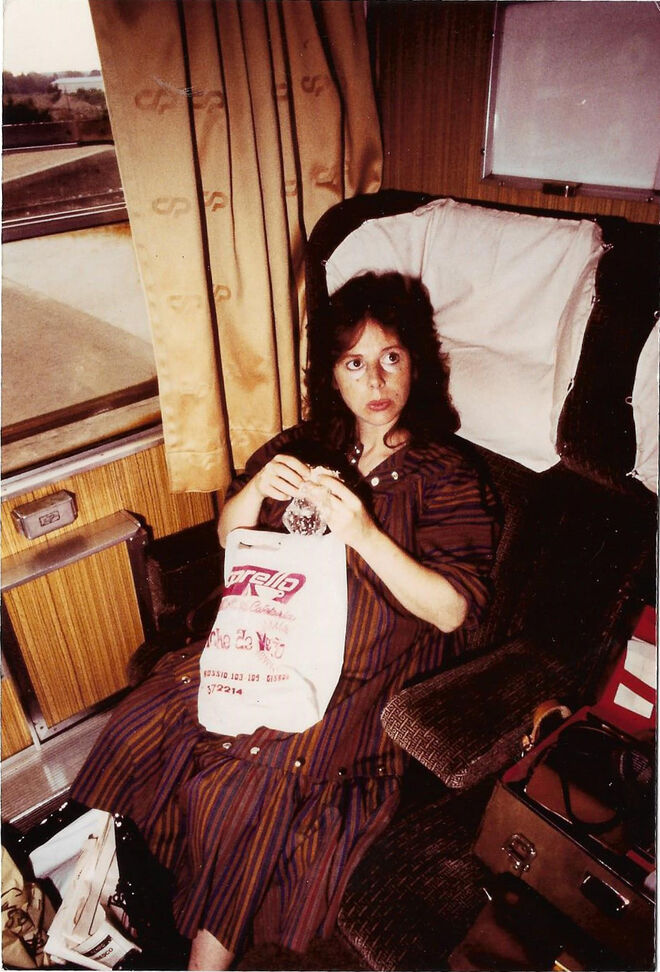 "Grávida do quarto filho, Paulo, a caminho de Viseu, em reportagem sobre as autárquicas, para o Espaço T Magazine."