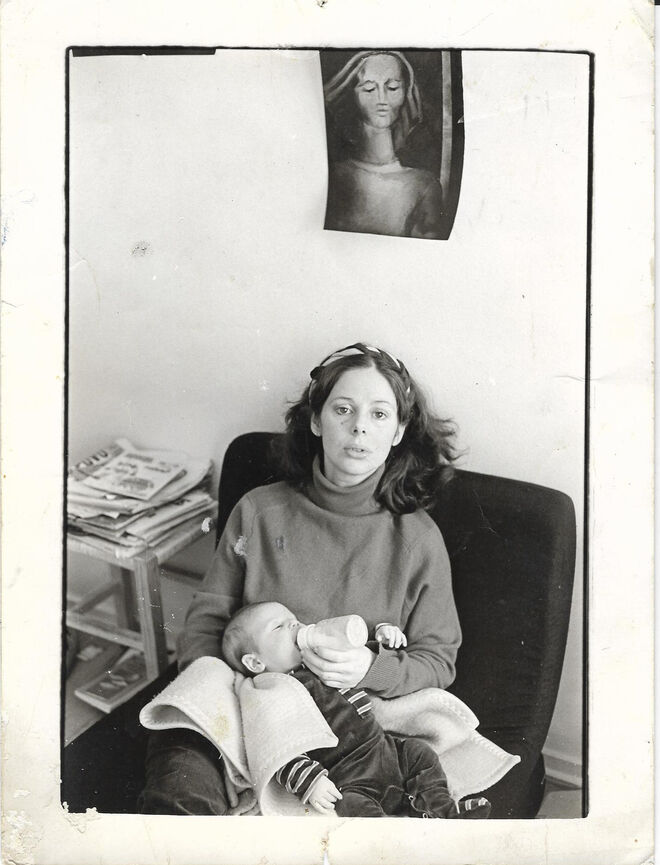 "O Bernardo nasceu em 1980. Viviamos no Bairro da Bica. A foto é do António Pedro Ferreira e o Zé Ralha pintou, sobre ela, uma Madonna Cerelac."