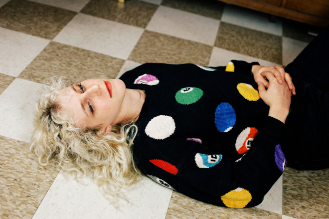 Também Julia Shapiro, a artista de Seattle, lança o seu primeiro disco a solo, Perfect Version, que nasceu de uma crise existencial, depois de um desgosto de amor – sai a 14. 