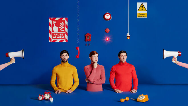 No mesmo dia, e conhecidos pela sua infungível energia em palco, os Two Door Cinema Club apresentam o álbum False Alarm. 